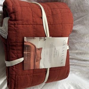Casaluna NWT king size linen blend quilt blanket in terracotta sold out!